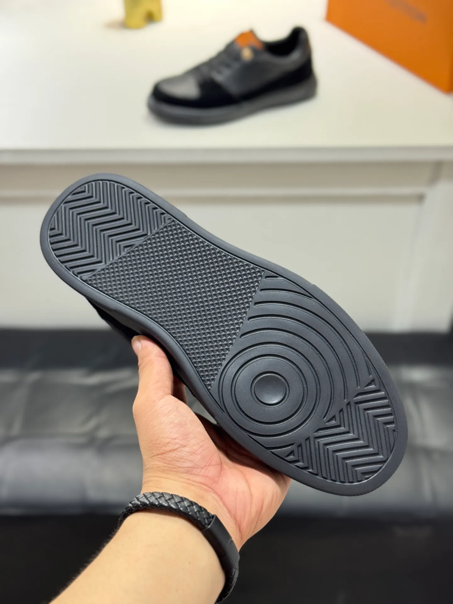 Men's shoes 💰400 [New model] 🌂🌂Top original order - Louis Vuitton®️ Trendy and fashionable yet low-key men's casual shoes, LV cowhide embossed upper, comfortable and breathable, mesh lining, original rubber outsole, 2 colors available ~ a must-have for stylish men. Size: 38-44 (45 customized